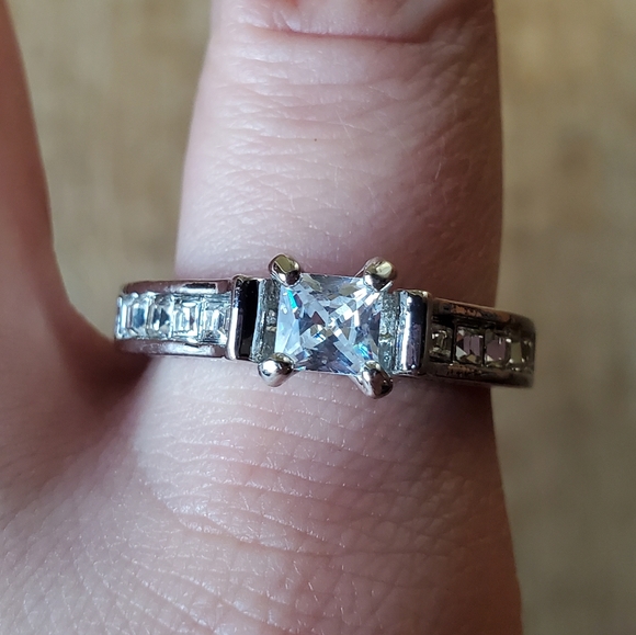 *RARE* Vintage Dainty Engagement Ring - Picture 4 of 15